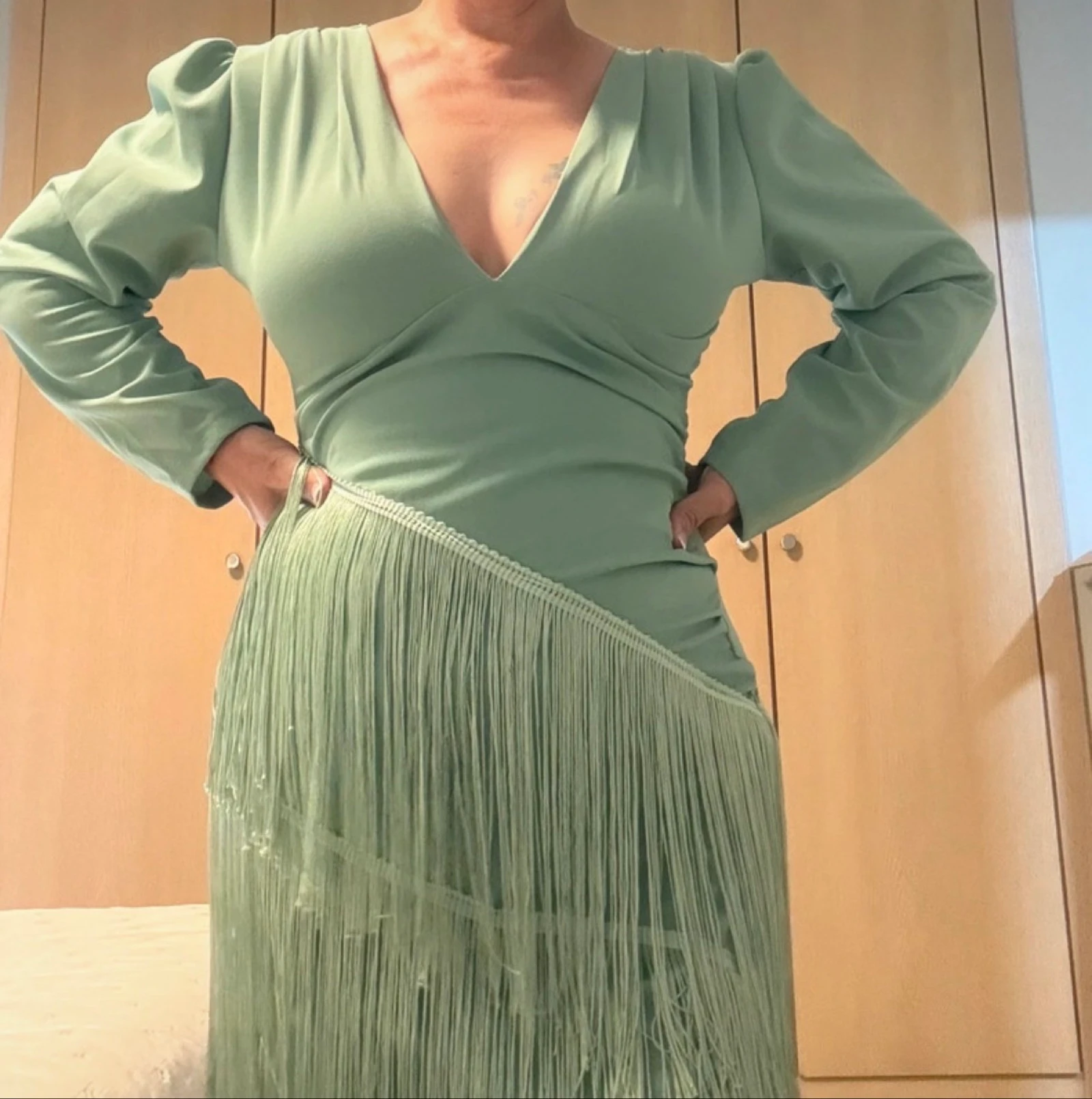 Robe de soirée vert émeraude avec décolleté en V et franges cascadées – photo 3